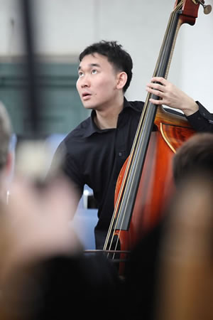 Contrabas-speler Florilegium Musicum in Gorinchem